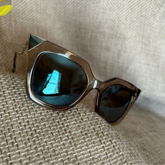 Authentic Fendi rhinestone sunglasses EUC with COA display picture 3